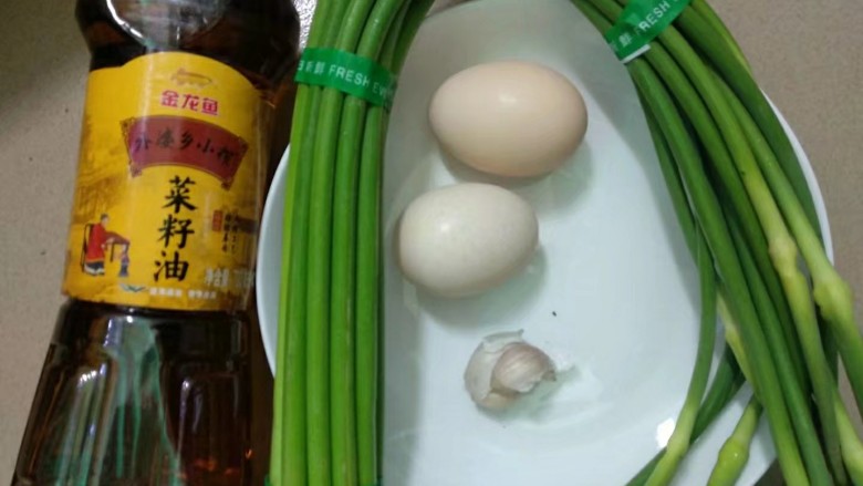 蒜苔炒鸡蛋,准备食材。