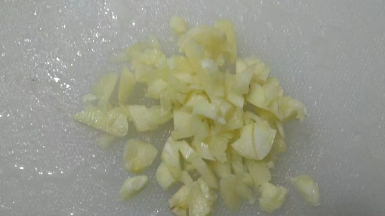 蒜苔炒鸡蛋,<a style='color:red;display:inline-block;' href='/shicai/ 2794'>大蒜</a>剁蒜蓉。