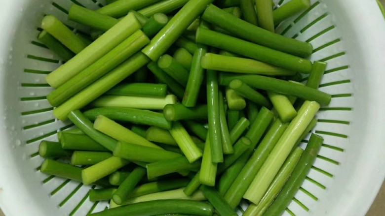 蒜苔炒鸡蛋,<a style='color:red;display:inline-block;' href='/shicai/ 146'>蒜苔</a>洗净去头尾部，切成小段备用。