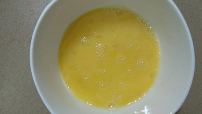 蒜苔炒鸡蛋,<a style='color:red;display:inline-block;' href='/shicai/ 9'>鸡蛋</a>磕入碗里加少许盐搅匀。