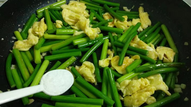 蒜苔炒鸡蛋,加入2勺盐。