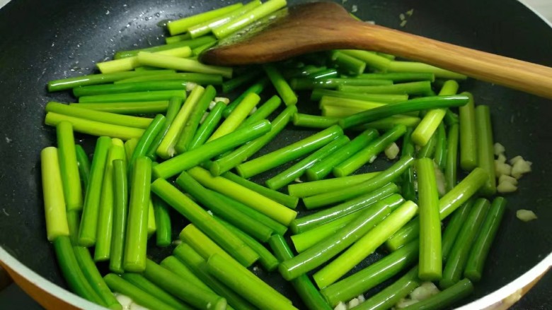 蒜苔炒鸡蛋,倒入蒜苔快速翻炒均匀。
