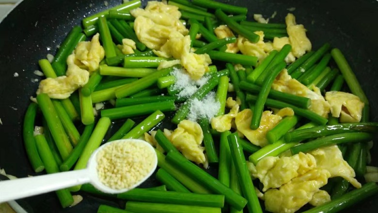 蒜苔炒鸡蛋,加入1勺<a style='color:red;display:inline-block;' href='/shicai/ 756'>鸡精</a>。