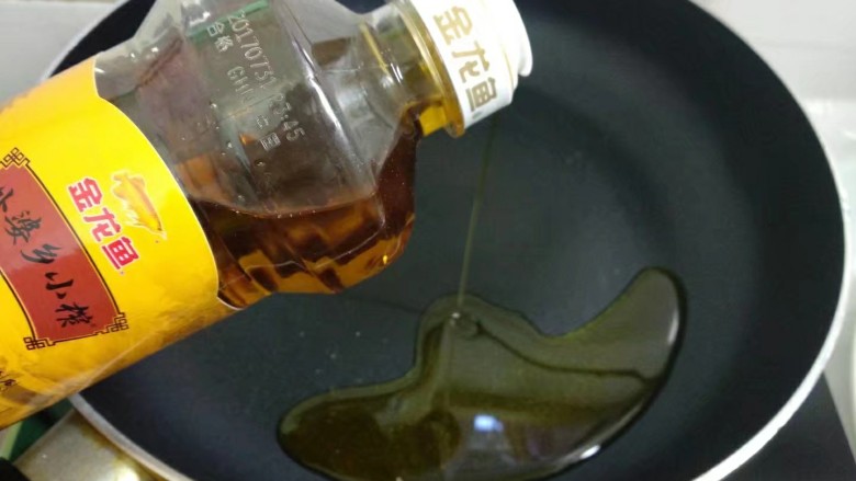 蒜苔炒鸡蛋,热锅倒入适量<a style='color:red;display:inline-block;' href='/shicai/ 848'>菜籽油</a>烧七成热。