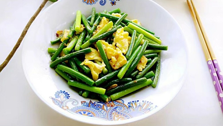 蒜苔炒鸡蛋,盛入餐盘。