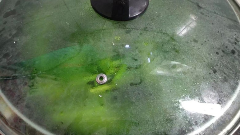 蒜苔炒鸡蛋,加少量清水（10毫升）加盖焖煮一会儿。