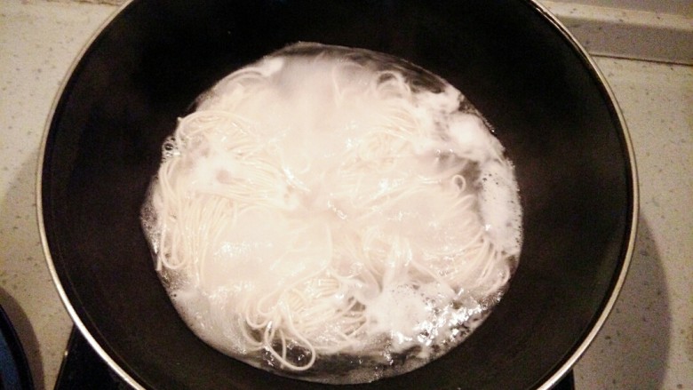 辣味卤汤面,置锅烧水,水开下入挂面煮熟