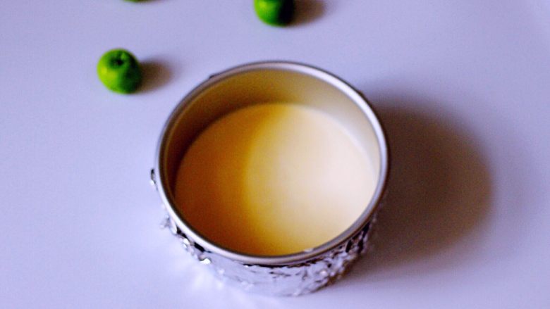 #甜味#轻乳酪蛋糕,将面糊倒入模具中(模具底部最好加一块圆的烘培纸、可以自己煎好大小、方便脱模)