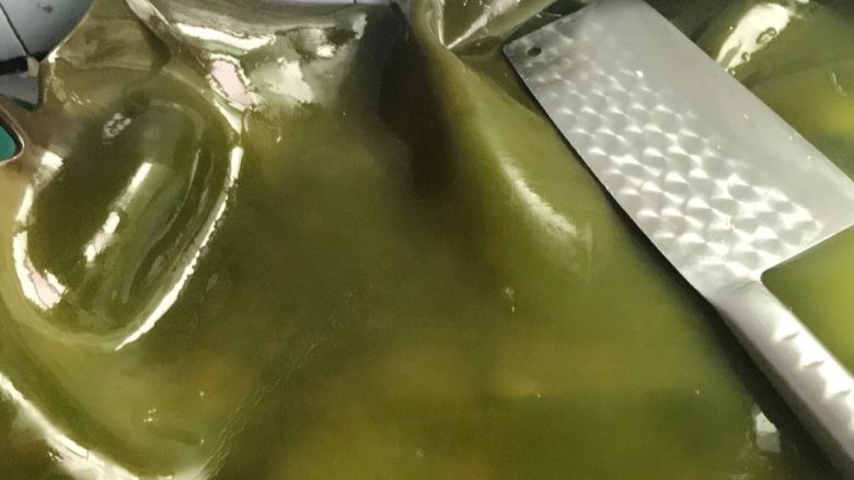 去燥补气补典排骨汤,泡发的海带，整块切片。根据自己喜好来