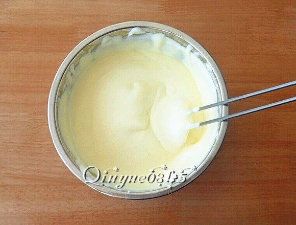 原味戚风蛋糕,用橡皮刮刀以“之”字型搅匀即可(搅匀前一次蛋白和蛋黄面糊再放入下一次蛋白)
