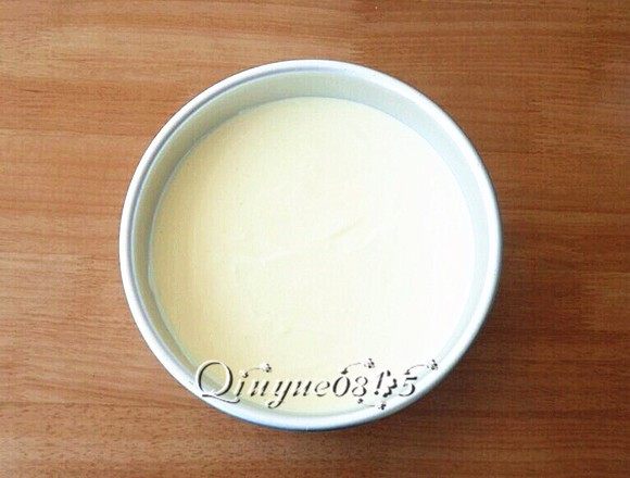 原味戚风蛋糕,把面糊倒入8寸圆模模具中,模具在桌面上震几下,震破大气泡。