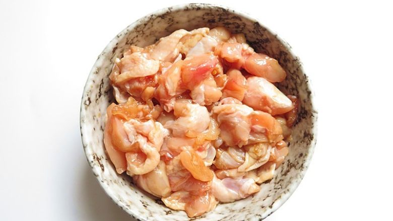 《中餐厅》喊你来吃豆瓣鸡,鸡腿去骨,将肉切成2厘米左右的小块