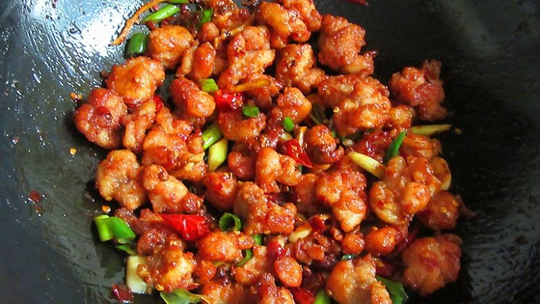 《中餐厅》喊你来吃豆瓣鸡,倒入鸡块翻炒1分钟,不用加盐,腌渍过了的