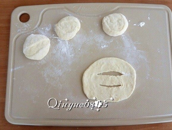 炸油饼 ,取一个面剂子,轻轻擀开,中间用刀划上一两刀