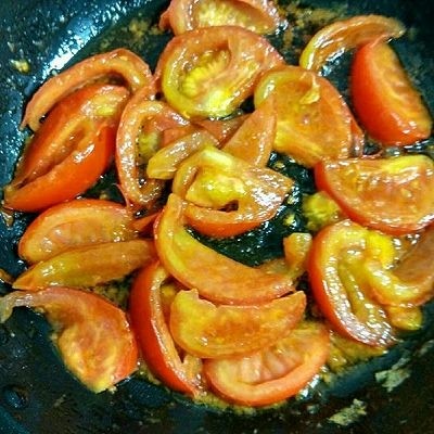 西红柿炒鸡蛋,接着锅里倒入适量植物油烧八成热,放入西红柿翻炒至快熟透。