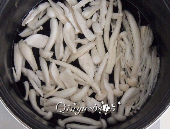 鲜香杂菌芙蓉汤,水开放入所有杂菌,放葱、姜、花椒、盐等底料煮熟