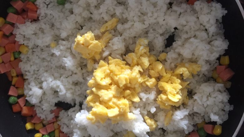 菠萝什锦炒饭,加入蒸好的米饭，在加入鸡蛋，搅拌均匀。
