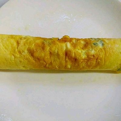 葱花煎蛋,盛出放至温热卷起。