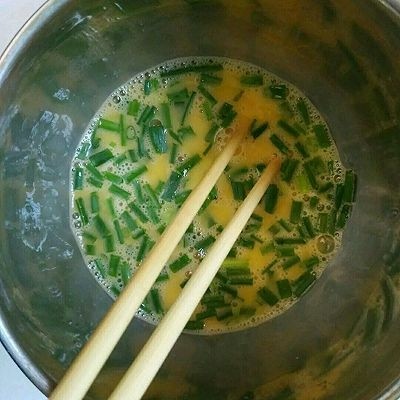 葱花煎蛋,倒入葱花再搅匀。