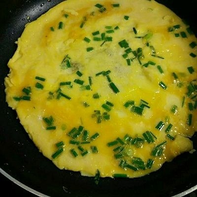 葱花煎蛋,锅里油烧七成热,倒入葱花鸡蛋液,以小火慢慢煎,煎至一面凝固后,再翻面煎熟即可。