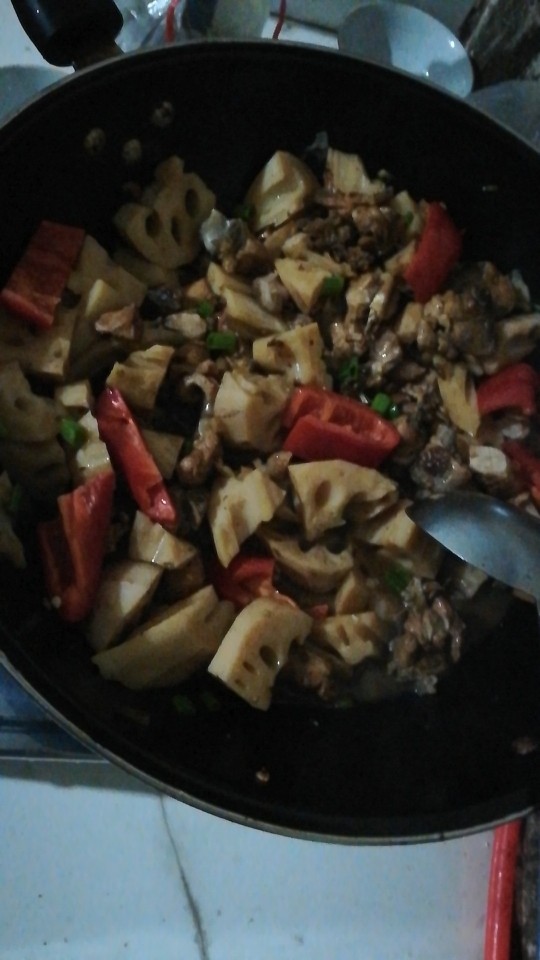 鸡腿烧莲藕,虽然家常,但特别好吃