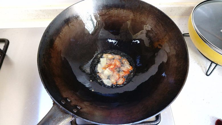 炝炒藕片,炒锅里倒进油烧热后把锅晃动几下让锅底铺满油,然后放<a style='color:red;display:inline-block;' href='/shicai/ 700'>花椒</a>,辣椒,姜片炒出香辣味。