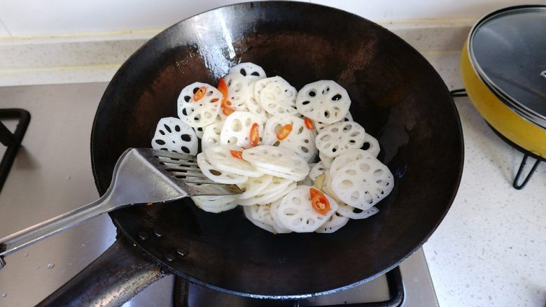炝炒藕片,洗好的藕片捞出稍微控水后倒进炒锅,快速翻炒几下。