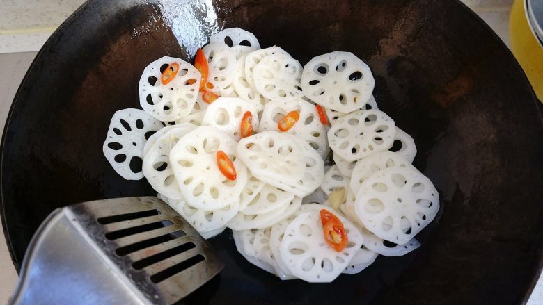 炝炒藕片,炉子开大火用锅铲快速翻炒藕片,炒到藕片微微透明时候出锅就可以了。