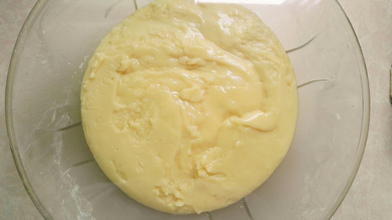 广式月饼,用刮刀翻拌均匀,盖上保鲜膜静置一小时以上