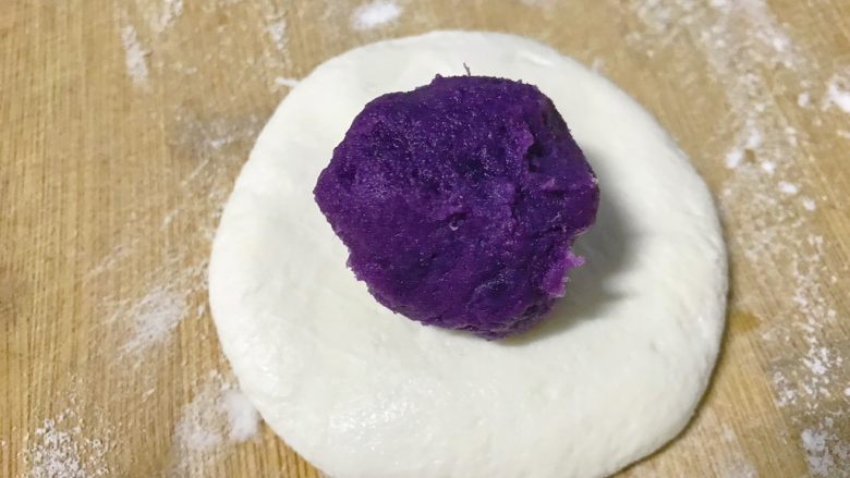 紫薯糯米饼,揪一块面团,拍扁加馅。