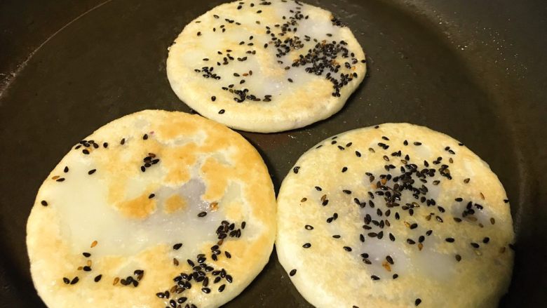 紫薯糯米饼,煎到两面金黄,饼身见有半透明的部分,就是煎熟了。
