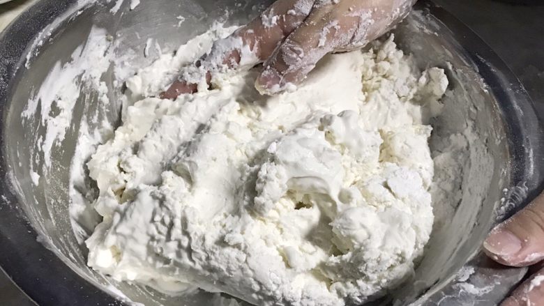 紫薯糯米饼,因面粉不同水量吸收也不同,所以水要渐渐添加,以手感和视觉为主,手感觉得可以捏成型,视觉感觉面的外表裹一层薄薄的的水。