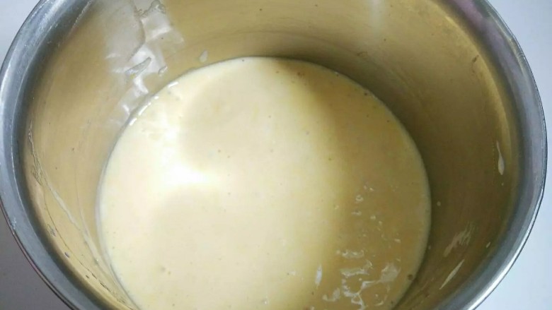 蔓越莓蒸蛋糕,上下快速翻拌均匀或“Z”字翻拌,不可圈圈搅拌以防消泡。
