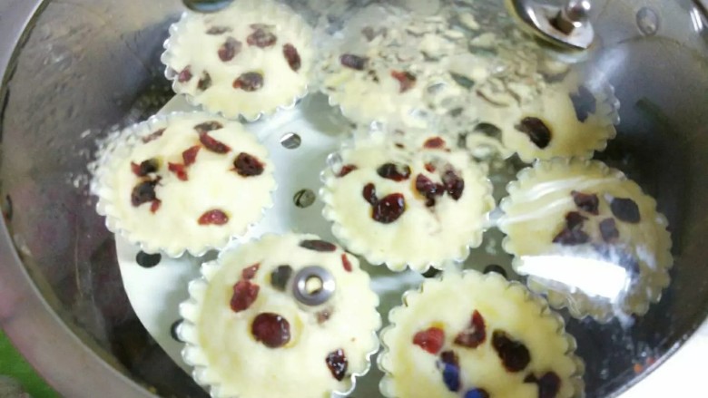 蔓越莓蒸蛋糕,水开上汽后,转中火蒸10分钟即可关火。焖5分钟再揭盖。