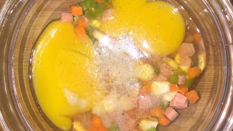 什锦洋葱圈,加入盐，<a style='color:red;display:inline-block;' href='/shicai/ 744'>五香粉</a>