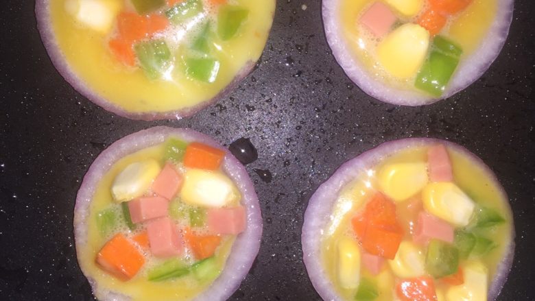 什锦洋葱圈,把调好的汁放入洋葱圈中