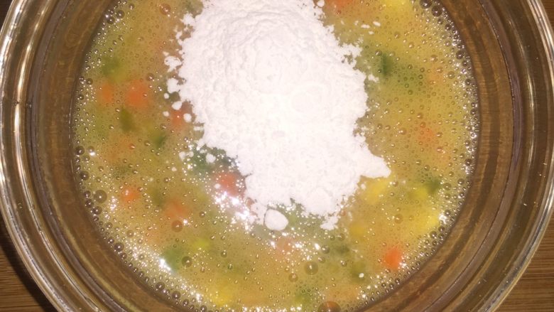 什锦洋葱圈,加入适量的<a style='color:red;display:inline-block;' href='/shicai/ 519'>面粉</a>，搅拌均匀。