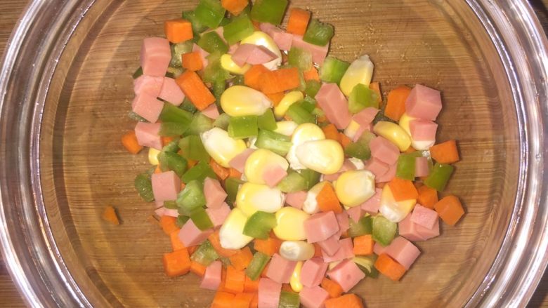 什锦洋葱圈,把<a style='color:red;display:inline-block;' href='/shicai/ 61'>青椒</a>丁，<a style='color:red;display:inline-block;' href='/shicai/ 500'>玉米</a>粒，<a style='color:red;display:inline-block;' href='/shicai/ 25'>胡萝卜</a>丁，<a style='color:red;display:inline-block;' href='/shicai/ 438'>火腿</a>丁放入碗中