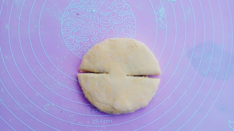 #甜味#南瓜紫薯豆沙馒头,面团用小刀像这样对半切开,将面团一分为二