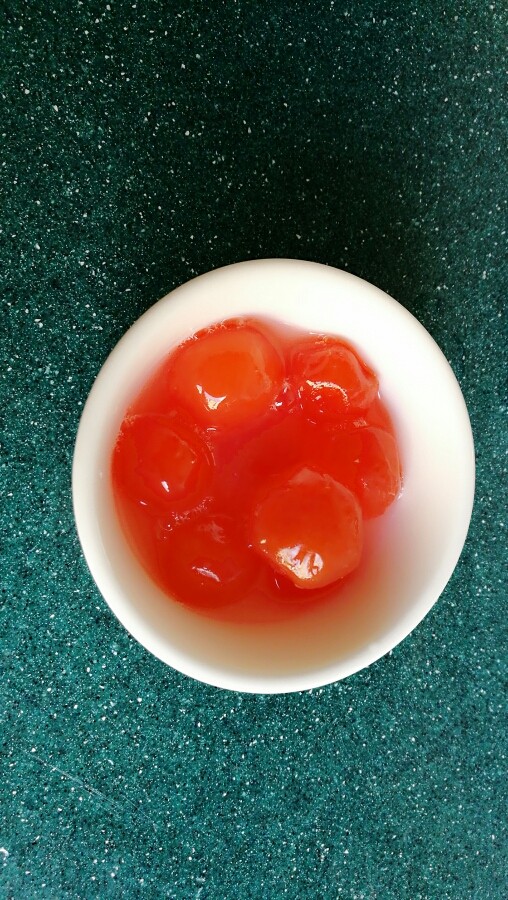 蛋黄酥,将<a style='color:red;display:inline-block;' href='/shicai/ 79513'>咸鸭蛋黄</a>放入盛有<a style='color:red;display:inline-block;' href='/shicai/ 900'>白酒</a>的碗中，让表面沾上一层<a style='color:red;display:inline-block;' href='/shicai/ 900'>白酒</a>。