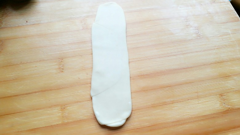 蛋黄酥,再一次用擀面杖擀开成长条状。