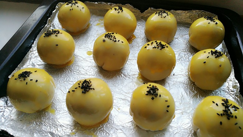蛋黄酥,最后在上面撒少许<a style='color:red;display:inline-block;' href='/shicai/ 668'>黑芝麻</a>。