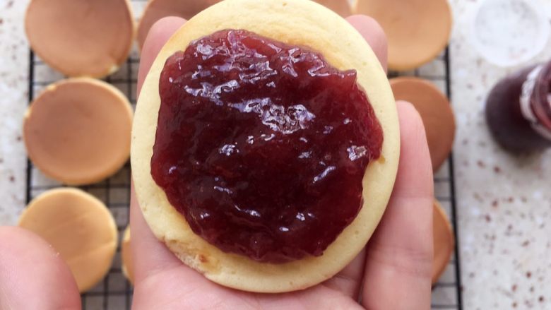 超级美味【果酱夹心松饼】,取一块涂抹适量<a style='color:red;display:inline-block;' href='/shicai/ 2867'>果酱</a>;