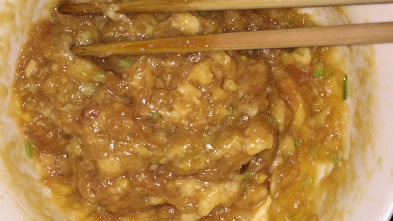 彩椒肉末蒸蛋,往一个方向搅拌,搅至上劲。