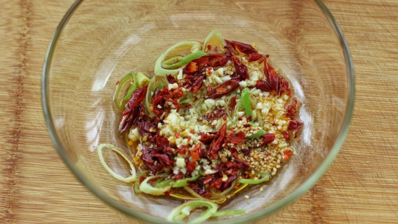 菠菜陈醋花生米,加热锅中炸花生米后的食用油，浇倒在所有食材上榨出香味