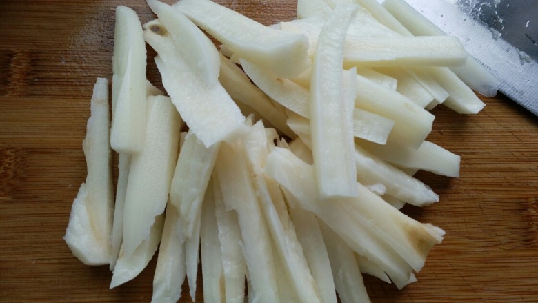#辣味#≈干煸藕条≈,切成长条状,注意不要切太细,不然炸完容易粘连