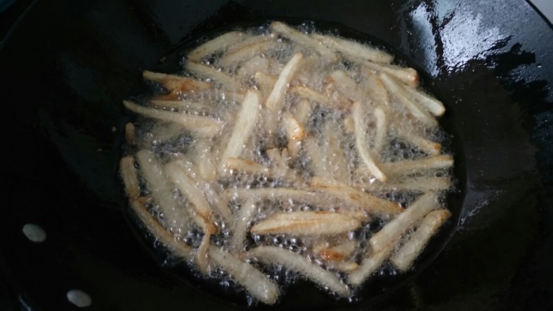 #辣味#≈干煸藕条≈,待藕条稍冷却了,倒入锅中复炸,这时会看到藕条都是浮起来的(复炸可以让藕条变酥脆)接着捞出待用