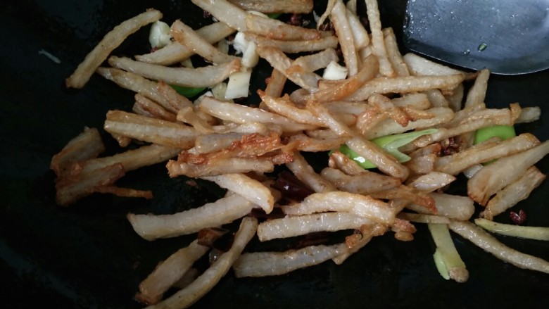 #辣味#≈干煸藕条≈,接着倒入藕条,翻炒