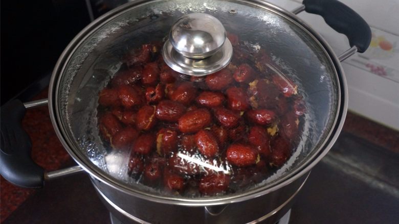 枣泥月饼,放入蒸锅中,水开后大火蒸15分钟。
