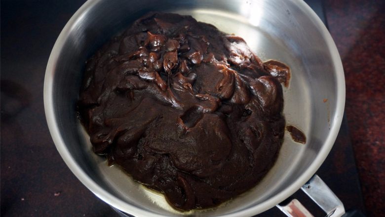 枣泥月饼,将蒸熟的红枣放入料理机,加入半饭碗清水,搅打成枣泥,打好的枣泥倒入炒锅中。